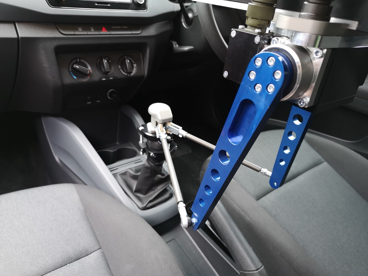 Robot lái cho thử nghiệm xe